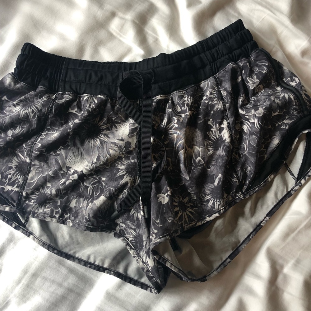 Lululemon Hotty Hot short 2.5